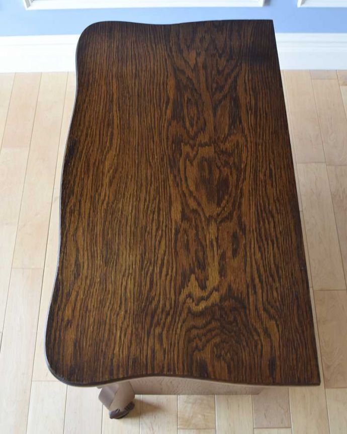 アンティークのチェスト　アンティーク家具　南フランススタイルのアンティーク家具、オーク材の３段チェスト（コモード）。何を置こうかな･･･？上から見ると、天板はこんな感じで塗装もキレイに仕上げました。(j-2211-f)