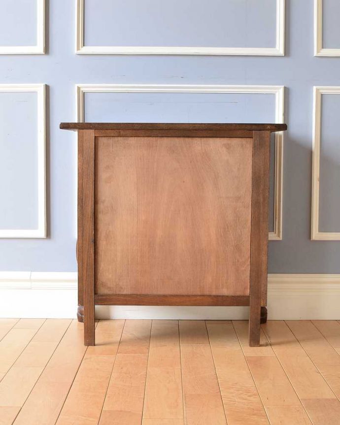 アンティークのチェスト　アンティーク家具　南フランススタイルのアンティーク家具、オーク材の３段チェスト（コモード）。修復したので後姿もキレイですアンティークは新品ではないので、もちろん経年変化によるキズはありますが、専門の職人がキレイに修復したので、後ろ姿もキレイです。(j-2211-f)