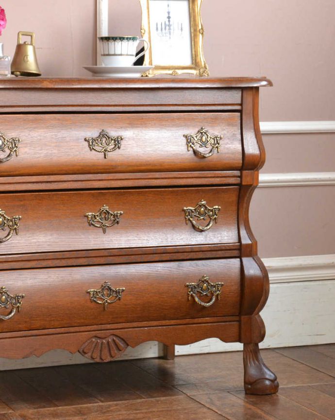 アンティークのチェスト　アンティーク家具　南フランススタイルのアンティーク家具、大活躍してくれる小ぶりな３段チェスト（コモード）。「見せる収納」だから、置く場所を選びません！チェストと言ってもデザインがステキだから、収納だけじゃなくて見ても楽しめる具なんです。(j-2212-f)