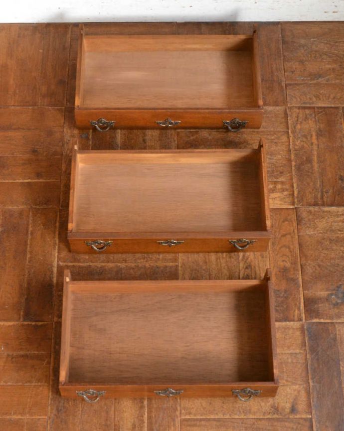 アンティークのチェスト　アンティーク家具　南フランススタイルのアンティーク家具、大活躍してくれる小ぶりな３段チェスト（コモード）。キレイに修復したので、何を入れてもOKです。(j-2212-f)