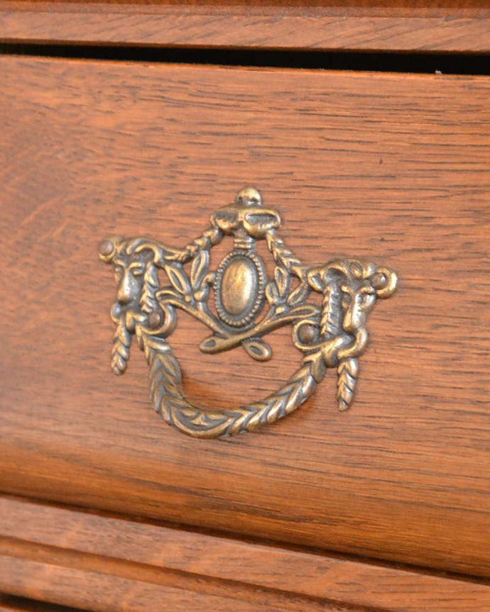 アンティークのチェスト　アンティーク家具　南フランススタイルのアンティーク家具、大活躍してくれる小ぶりな３段チェスト（コモード）。開ける度にワクワクする取っ手フランスらしい優雅なデザインは取っ手にも。(j-2212-f)