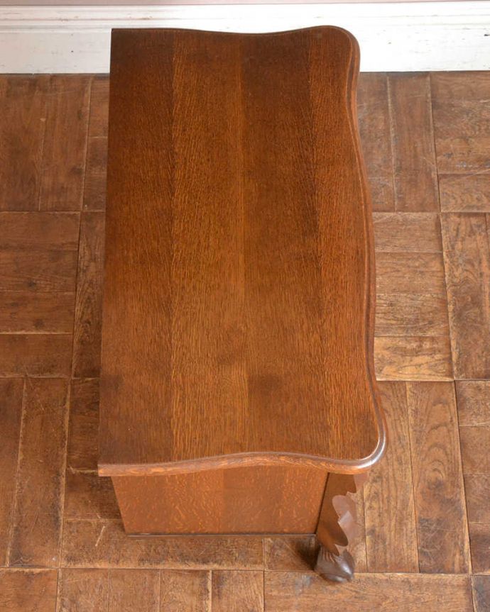 アンティークのチェスト　アンティーク家具　南フランススタイルのアンティーク家具、大活躍してくれる小ぶりな３段チェスト（コモード）。何を置こうかな･･･？上から見ると、天板はこんな感じで塗装もキレイに仕上げました。(j-2212-f)