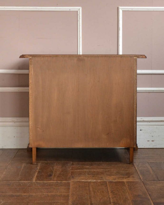 アンティークのチェスト　アンティーク家具　南フランススタイルのアンティーク家具、大活躍してくれる小ぶりな３段チェスト（コモード）。修復したので後姿もキレイですアンティークは新品ではないので、もちろん経年変化によるキズはありますが、専門の職人がキレイに修復したので、後ろ姿もキレイです。(j-2212-f)