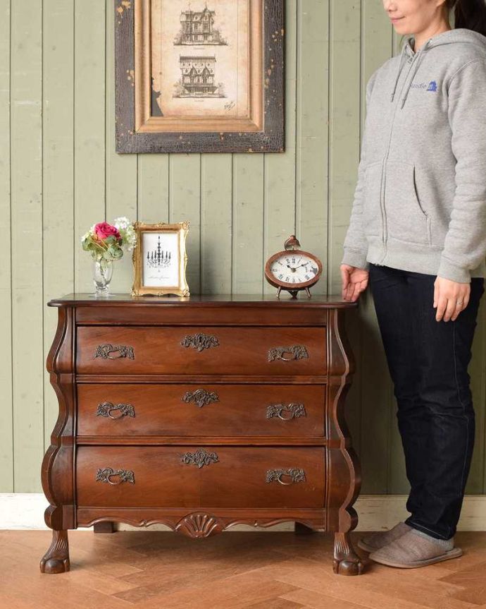 アンティークのチェスト アンティーク家具 アンティークのフレンチ輸入家具、木目もキレイな3段チェスト(コモード)。美しい曲線美がフランスらしいんです。(j-2213-f)