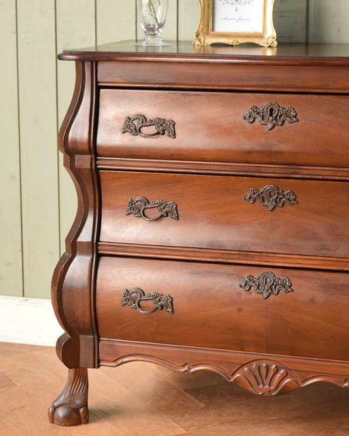 アンティークのチェスト アンティーク家具 アンティークのフレンチ輸入家具、木目もキレイな3段チェスト(コモード)。「見せる収納」だから、置く場所を選びません!チェストと言ってもデザインがステキだから、収納だけじゃなくて見ても楽しめる具なんです。(j-2213-f)
