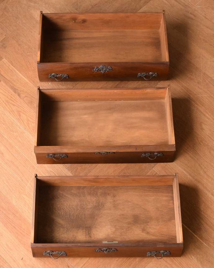 アンティークのチェスト アンティーク家具 アンティークのフレンチ輸入家具、木目もキレイな3段チェスト(コモード)。キレイに修復したので、何を入れてもOKです。(j-2213-f)