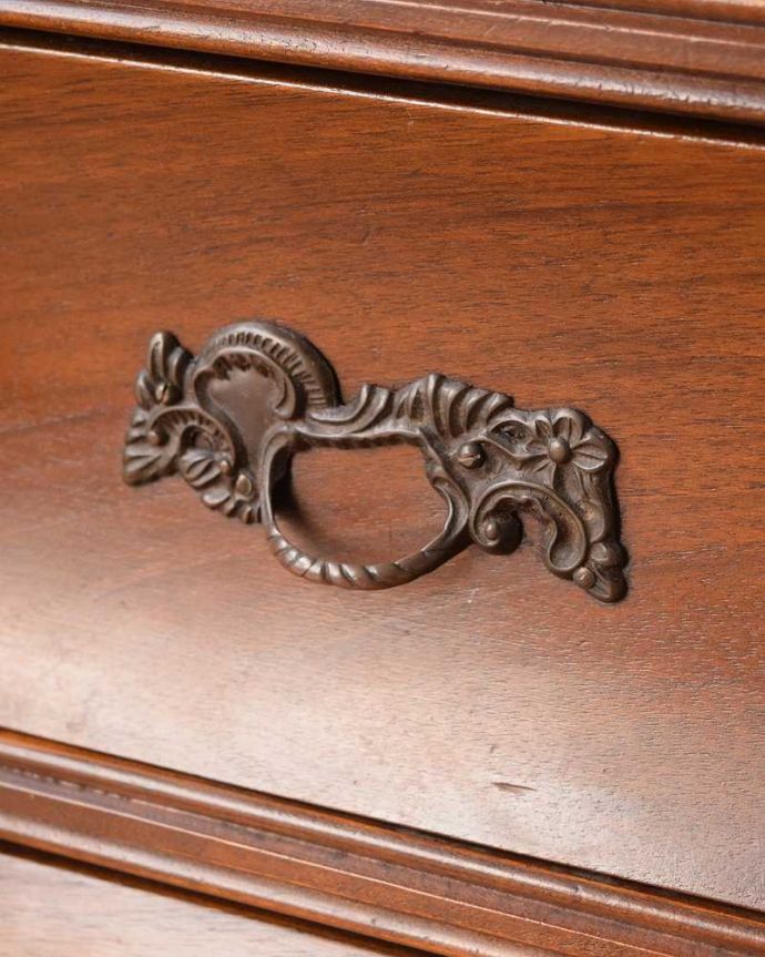 アンティークのチェスト アンティーク家具 アンティークのフレンチ輸入家具、木目もキレイな3段チェスト(コモード)。開ける度にワクワクする取っ手フランスらしい優雅なデザインは取っ手にも。(j-2213-f)