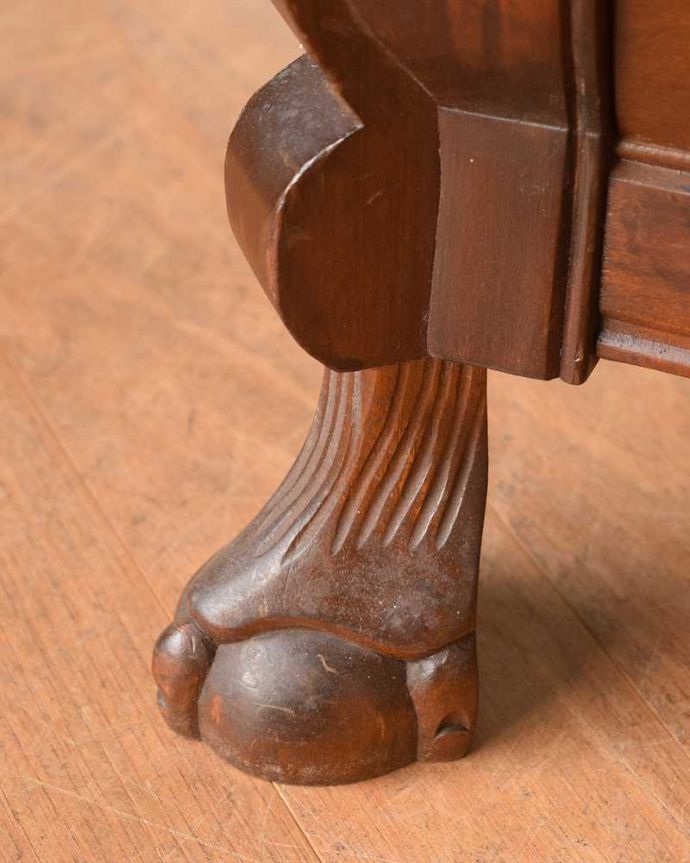 アンティークのチェスト アンティーク家具 アンティークのフレンチ輸入家具、木目もキレイな3段チェスト(コモード)。女性1人でラクラク運べちゃう仕掛けHandleのアンティークは、脚の裏にフェルトキーパーをお付けしています。(j-2213-f)