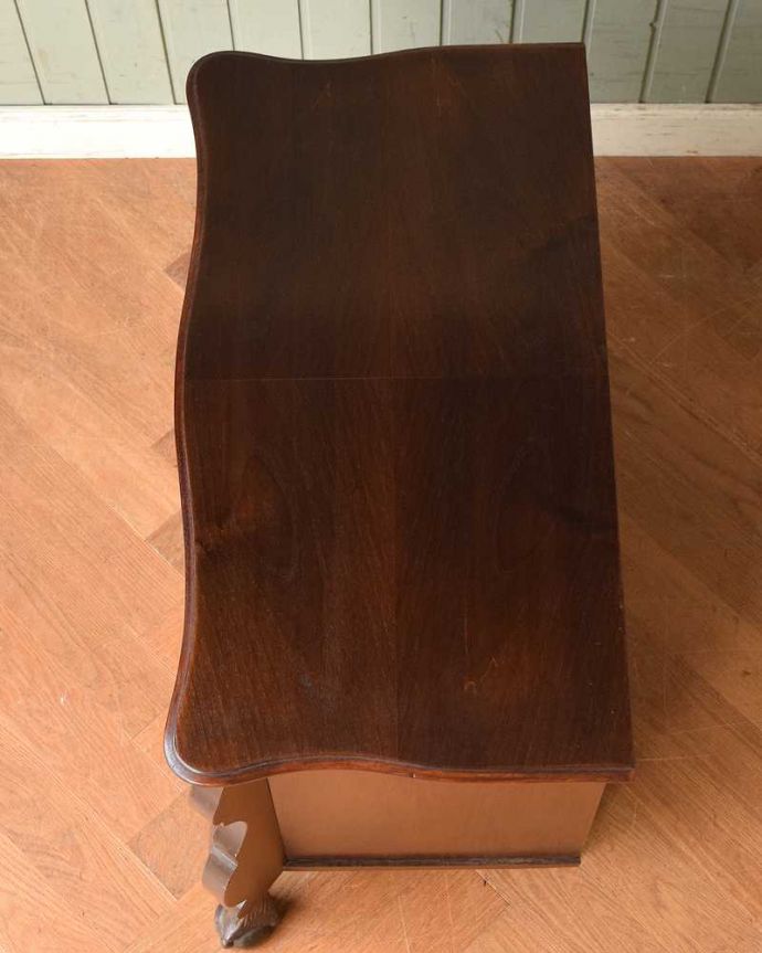 アンティークのチェスト アンティーク家具 アンティークのフレンチ輸入家具、木目もキレイな3段チェスト(コモード)。何を置こうかな・・・?上から見ると、天板はこんな感じで塗装もキレイに仕上げました。(j-2213-f)