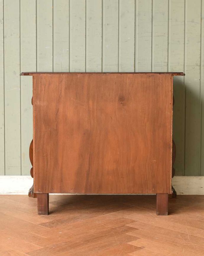 アンティークのチェスト アンティーク家具 アンティークのフレンチ輸入家具、木目もキレイな3段チェスト(コモード)。修復したので後姿もキレイですアンティークは新品ではないので、もちろん経年変化によるキズはありますが、専門の職人がキレイに修復したので、後ろ姿もキレイです。(j-2213-f)