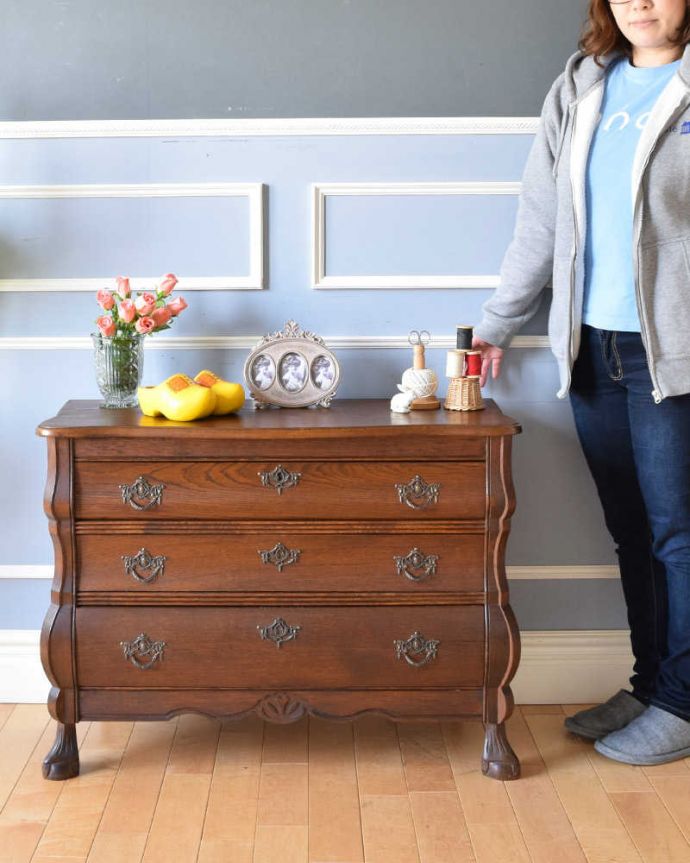 アンティークのチェスト　アンティーク家具　南フランススタイルの優雅なアンティーク家具、いつもより少し幅が広い３段チェスト（コモード）。美しい曲線美がフランスらしいんです。(j-2214-f)