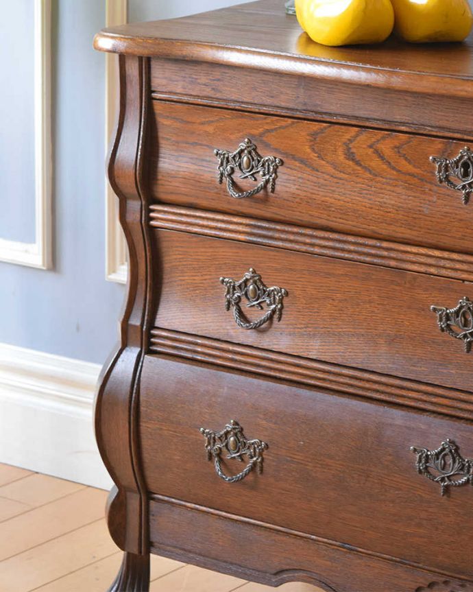 アンティークのチェスト　アンティーク家具　南フランススタイルの優雅なアンティーク家具、いつもより少し幅が広い３段チェスト（コモード）。「見せる収納」だから、置く場所を選びません！チェストと言ってもデザインがステキだから、収納だけじゃなくて見ても楽しめる具なんです。(j-2214-f)