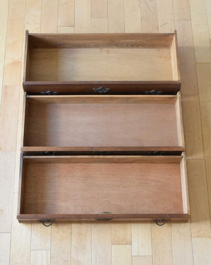 アンティークのチェスト　アンティーク家具　南フランススタイルの優雅なアンティーク家具、いつもより少し幅が広い３段チェスト（コモード）。キレイに修復したので、何を入れてもOKです。(j-2214-f)