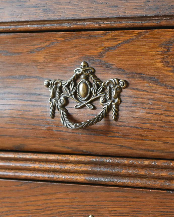 アンティークのチェスト　アンティーク家具　南フランススタイルの優雅なアンティーク家具、いつもより少し幅が広い３段チェスト（コモード）。開ける度にワクワクする取っ手フランスらしい優雅なデザインは取っ手にも。(j-2214-f)