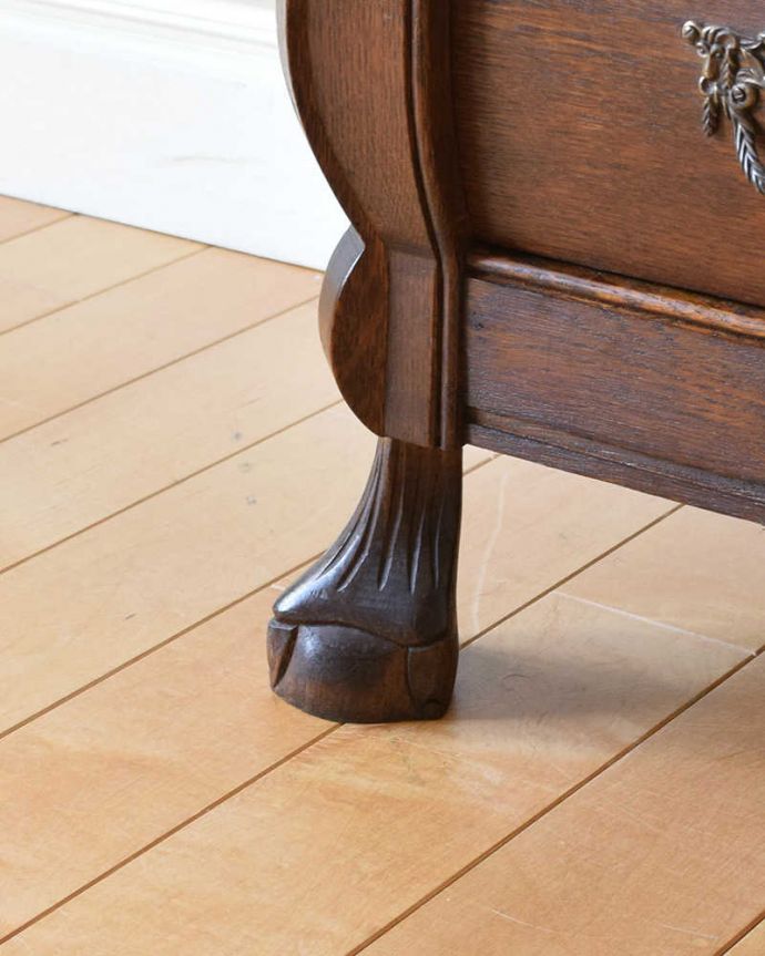 アンティークのチェスト　アンティーク家具　南フランススタイルの優雅なアンティーク家具、いつもより少し幅が広い３段チェスト（コモード）。女性1人でラクラク運べちゃう仕掛けHandleのアンティークは、脚の裏にフェルトキーパーをお付けしています。(j-2214-f)