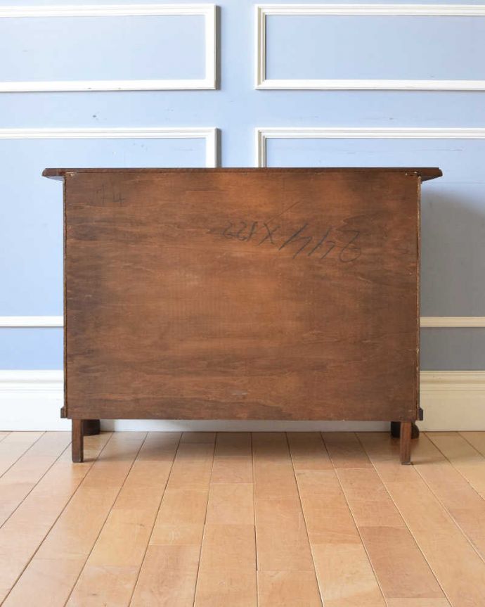 アンティークのチェスト　アンティーク家具　南フランススタイルの優雅なアンティーク家具、いつもより少し幅が広い３段チェスト（コモード）。修復したので後姿もキレイですアンティークは新品ではないので、もちろん経年変化によるキズはありますが、専門の職人がキレイに修復したので、後ろ姿もキレイです。(j-2214-f)