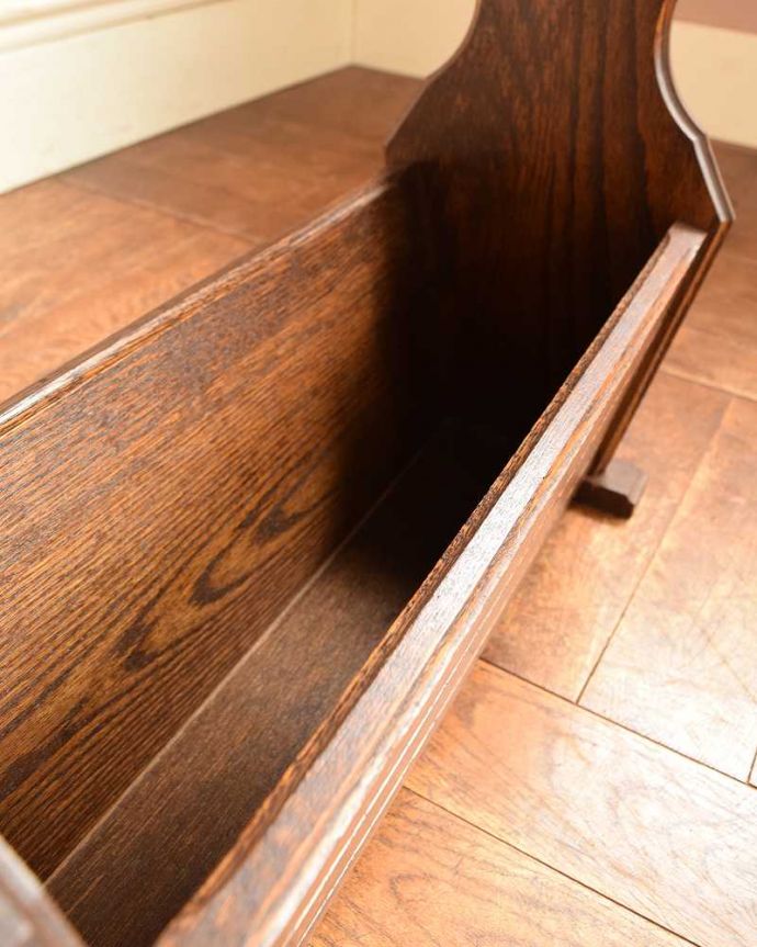 マガジンラック アンティーク家具 フランス輸入の小さな家具、天板付きの便利な木製マガジンラック。雑誌を入れる部分もキレイに修復しましたアンティークは新品ではないので経年変化によるキズはありますが、専門の職人がキレイにお直ししました。(j-2215-f)