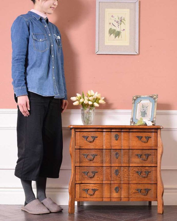 アンティークのチェスト アンティーク家具 南仏プロヴァンスのアンティーク家具、小さくても華やかな4段チェスト(コモード) 。美しい曲線美がフランスらしいんです。(j-2217-f)