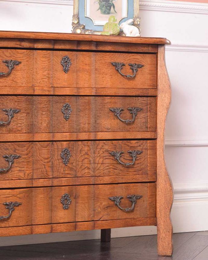 アンティークのチェスト アンティーク家具 南仏プロヴァンスのアンティーク家具、小さくても華やかな4段チェスト(コモード) 。「見せる収納」だから、置く場所を選びません!チェストと言ってもデザインがステキだから、収納だけじゃなくて見ても楽しめる家具なんです。(j-2217-f)