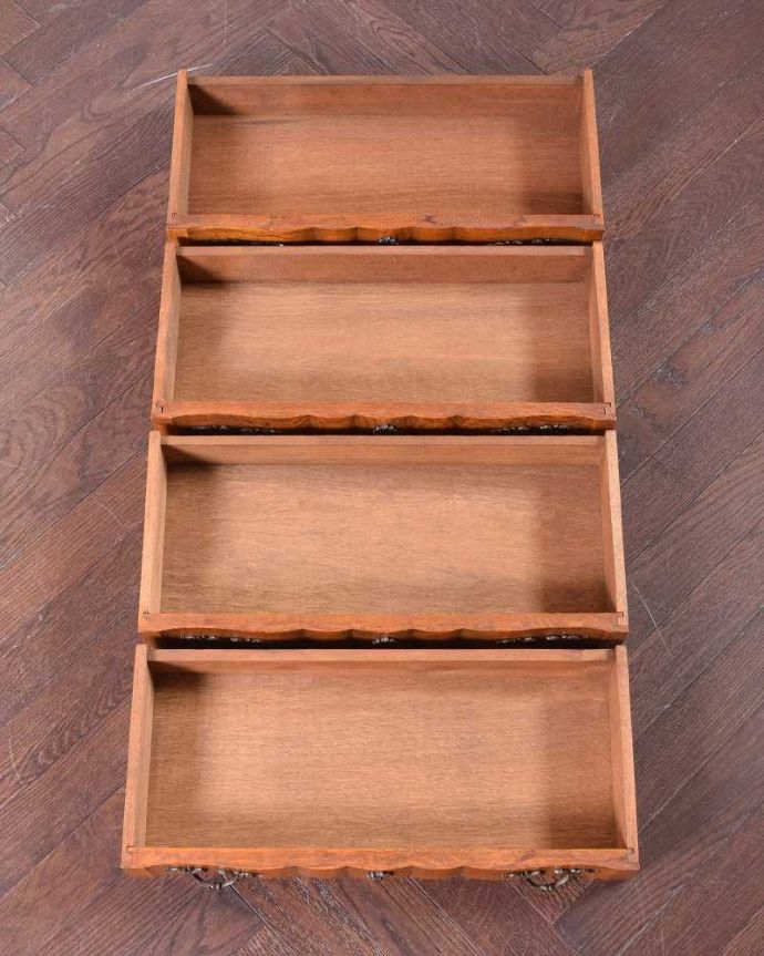 アンティークのチェスト アンティーク家具 南仏プロヴァンスのアンティーク家具、小さくても華やかな4段チェスト(コモード) 。キレイに修復したので、何を入れてもOKです。(j-2217-f)