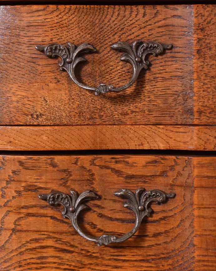 アンティークのチェスト アンティーク家具 南仏プロヴァンスのアンティーク家具、小さくても華やかな4段チェスト(コモード) 。開ける度にワクワクする取っ手フランスらしい優雅なデザインは取っ手にも。(j-2217-f)