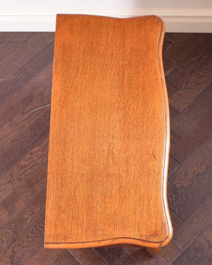 アンティークのチェスト アンティーク家具 南仏プロヴァンスのアンティーク家具、小さくても華やかな4段チェスト(コモード) 。何を置こうかな・・・?上から見ると、天板はこんな感じで塗装もキレイに仕上げました。(j-2217-f)