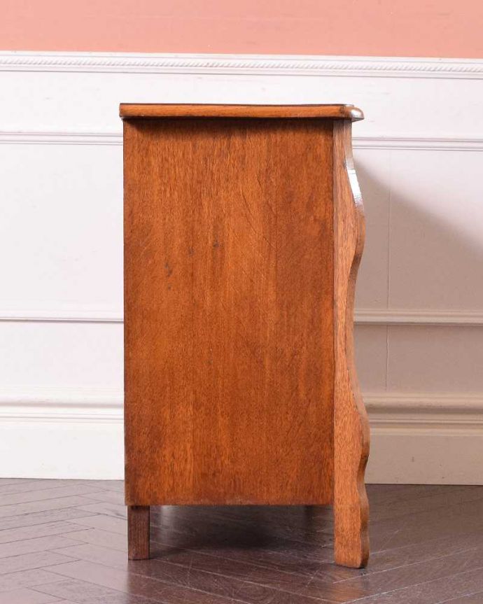 アンティークのチェスト アンティーク家具 南仏プロヴァンスのアンティーク家具、小さくても華やかな4段チェスト(コモード) 。横から見てもステキ横から見るとこんな感じ。(j-2217-f)