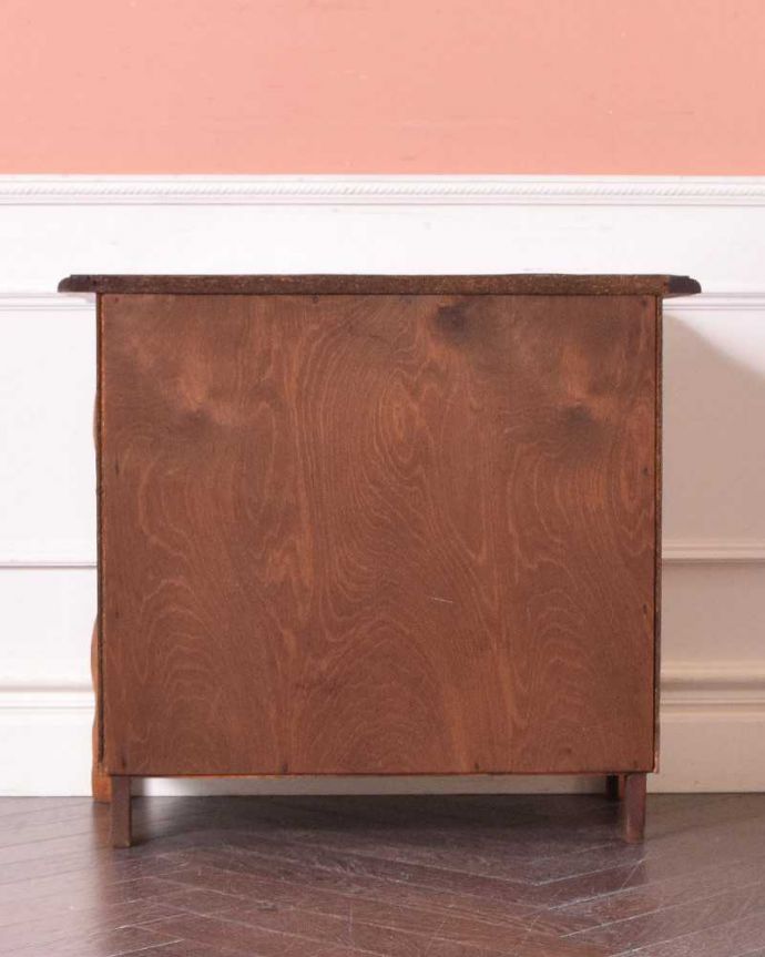 アンティークのチェスト アンティーク家具 南仏プロヴァンスのアンティーク家具、小さくても華やかな4段チェスト(コモード) 。修復したので後姿もキレイですアンティークは新品ではないので、もちろん経年変化によるキズはありますが、専門の職人がキレイに修復したので、後ろ姿もキレイです。(j-2217-f)