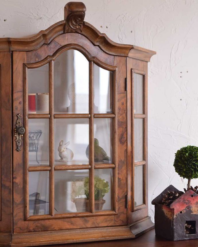 ウォールキャビネット　アンティーク家具　フランスらしく美しいデザイン、小さなアンティークのウォールキャビネット。小さくてもフランスらしさたっぷり壁につけることもできるので実用的に使えちゃう！フランスらしく壁からお部屋の中をオシャレに彩ってくれます。(j-2218-f)