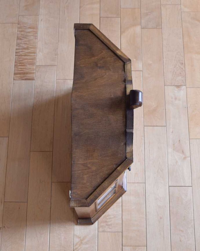 ウォールキャビネット　アンティーク家具　フランスらしく美しいデザイン、小さなアンティークのウォールキャビネット。上から見ると･･･キャビネットの形はこんな感じです。(j-2218-f)