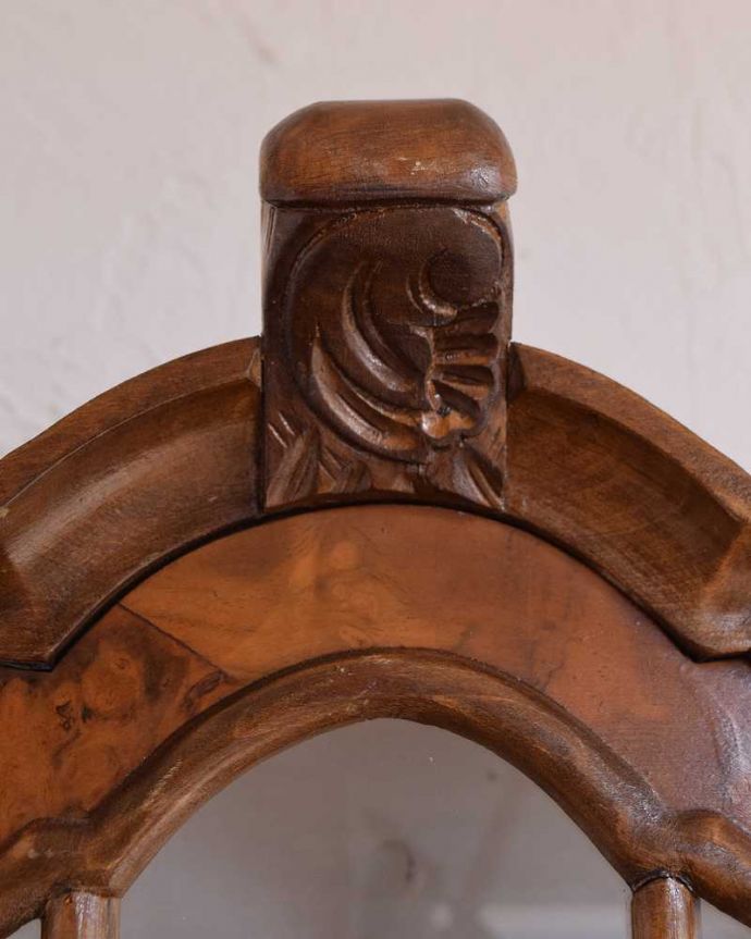 ウォールキャビネット　アンティーク家具　フランスらしく美しいデザイン、小さなアンティークのウォールキャビネット。フランスらしい彫りフランスらしさの象徴とも言える、優雅な彫りの装飾。(j-2218-f)