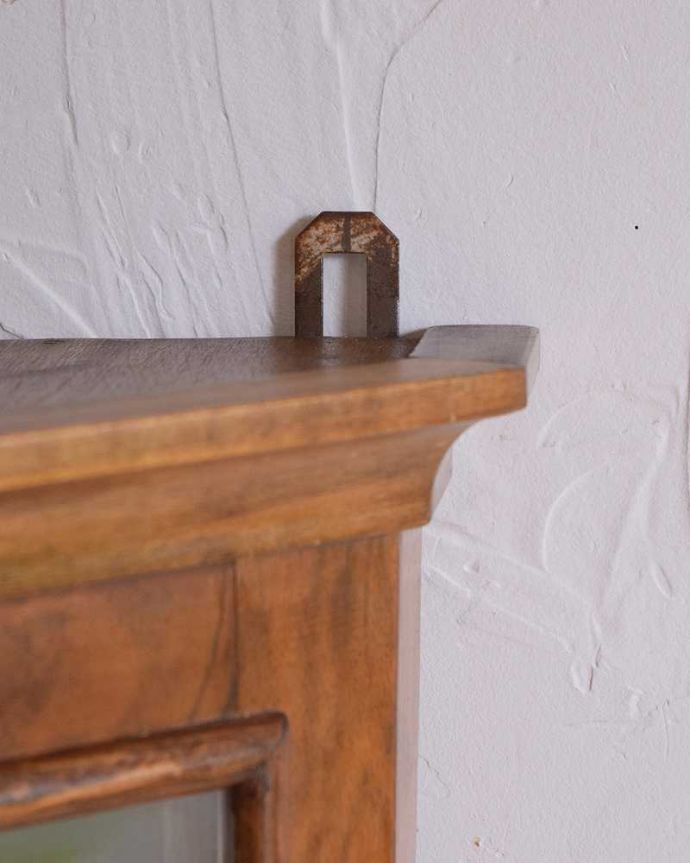 ウォールキャビネット　アンティーク家具　フランスらしく美しいデザイン、小さなアンティークのウォールキャビネット。壁に取り付けできます背中部分にフックを付けて壁にカンタンに取り付け出来るようにしました。(j-2218-f)