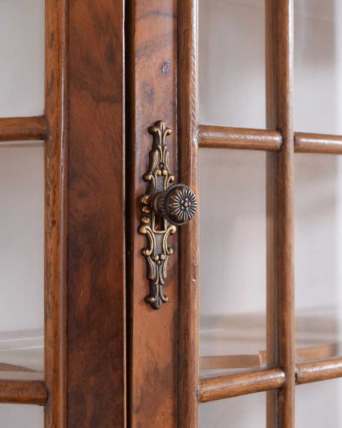 ウォールキャビネット　アンティーク家具　フランスらしく美しいデザイン、小さなアンティークのウォールキャビネット。取っ手にもフランスらしさ 芸術的に美しいの取っ手。(j-2218-f)