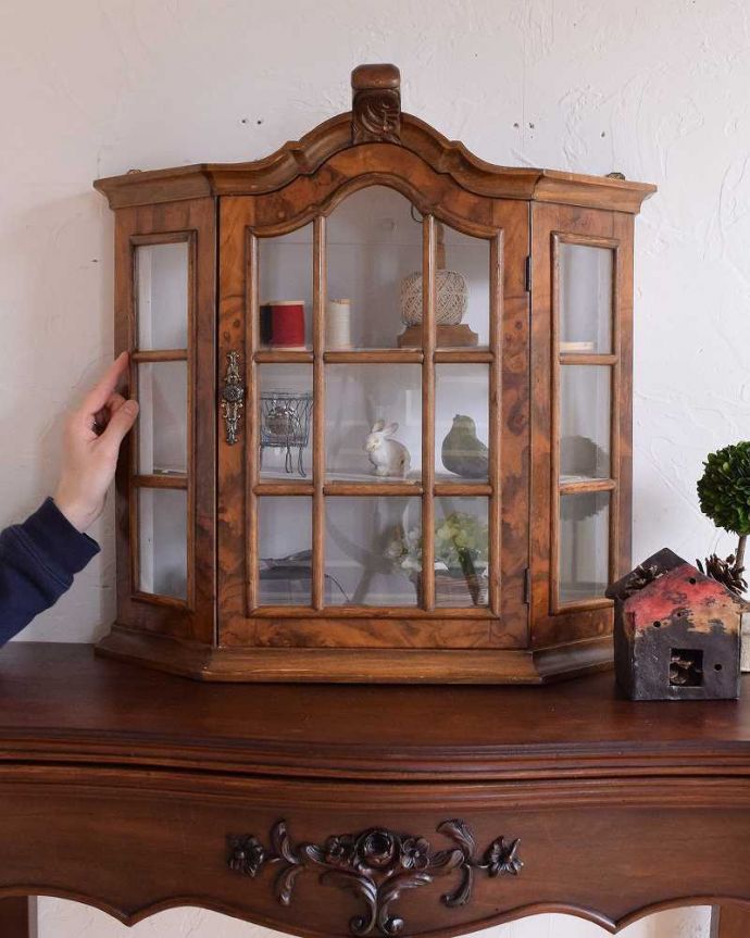 ウォールキャビネット　アンティーク家具　フランスらしく美しいデザイン、小さなアンティークのウォールキャビネット。パリのアパルトマン気分で使える小さなフランスの家具やっぱり一番の魅力はフランスらしいデザイン。(j-2218-f)