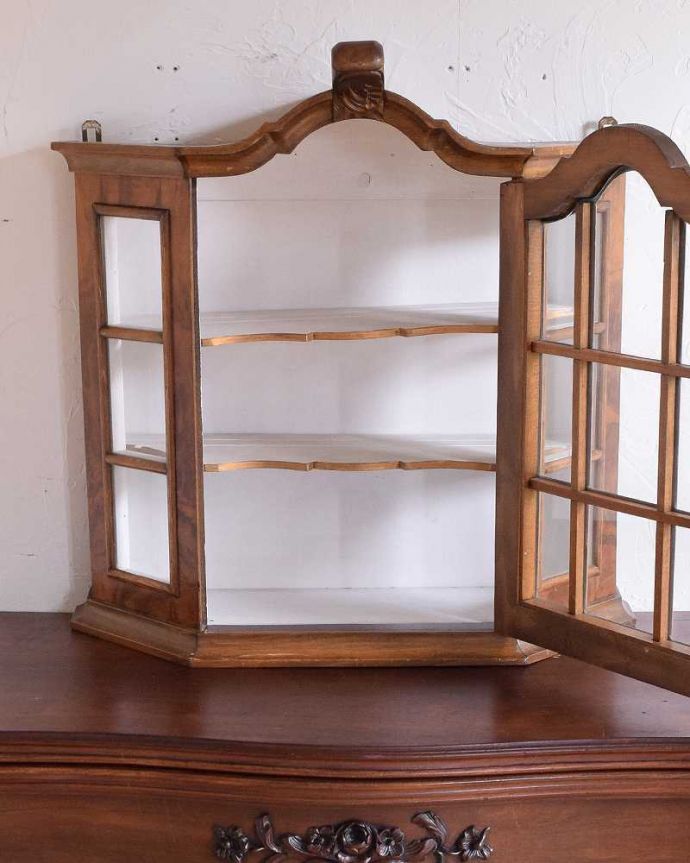 ウォールキャビネット　アンティーク家具　フランスらしく美しいデザイン、小さなアンティークのウォールキャビネット。扉を開けてみると、こんな感じです小さいからと言って、修復に妥協はしません！アンティークの風合いだけ残してキレイに修復してあります。(j-2218-f)