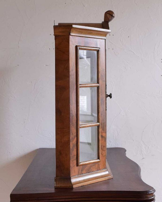 ウォールキャビネット　アンティーク家具　フランスらしく美しいデザイン、小さなアンティークのウォールキャビネット。横顔だっても美しい正面だけじゃなく横もキレイに修復してあります。(j-2218-f)