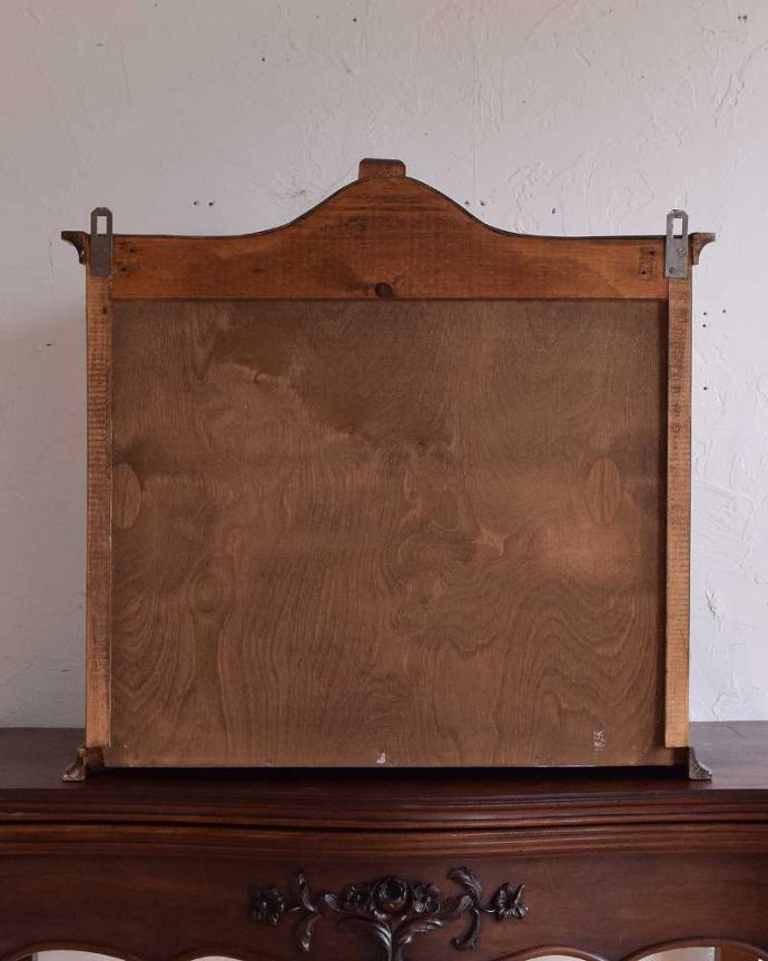 ウォールキャビネット　アンティーク家具　フランスらしく美しいデザイン、小さなアンティークのウォールキャビネット。後ろ姿も見て下さい。(j-2218-f)