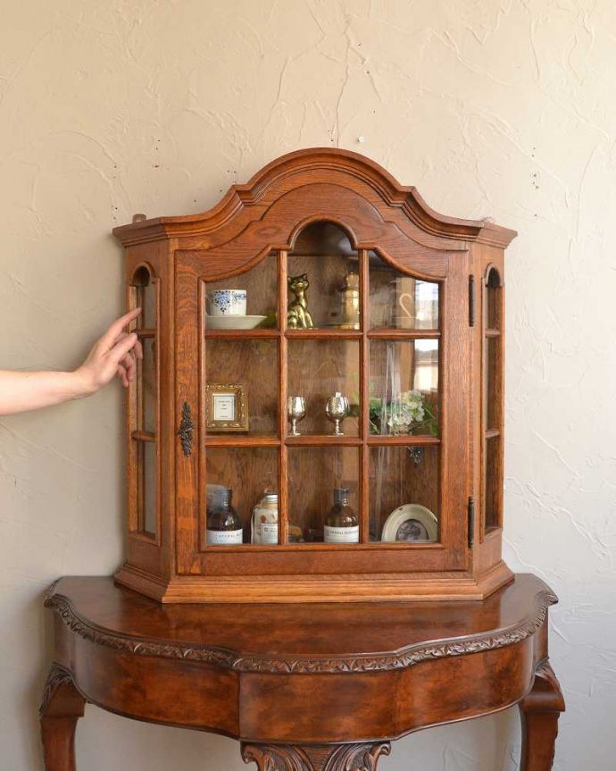 ウォールキャビネット アンティーク家具 小さなガラス扉の鍵付きキャビネット、フランスから到着したアンティーク家具(ウォールキャビネット)。パリのアパルトマン気分で使える小さなフランスの家具やっぱり一番の魅力はフランスらしいデザイン。(j-2219-f)