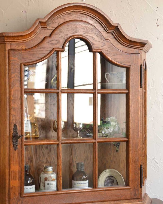 ウォールキャビネット アンティーク家具 小さなガラス扉の鍵付きキャビネット、フランスから到着したアンティーク家具(ウォールキャビネット)。小さくてもフランスらしさたっぷり壁につけることもできるので実用的に使えちゃう!フランスらしく壁からお部屋の中をオシャレに彩ってくれます。(j-2219-f)