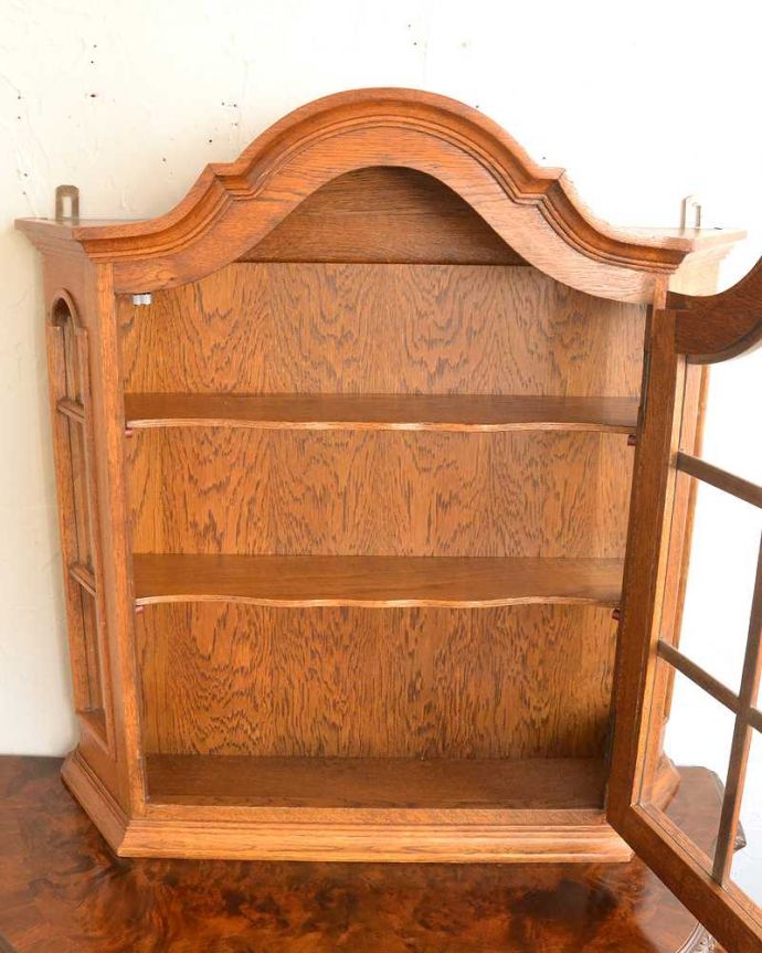 ウォールキャビネット アンティーク家具 小さなガラス扉の鍵付きキャビネット、フランスから到着したアンティーク家具(ウォールキャビネット)。扉を開けてみると、こんな感じです小さいからと言って、修復に妥協はしません!アンティークの風合いだけ残してキレイに修復してあります。(j-2219-f)