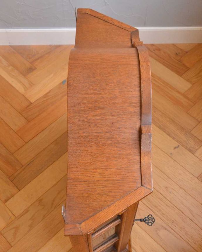 ウォールキャビネット アンティーク家具 小さなガラス扉の鍵付きキャビネット、フランスから到着したアンティーク家具(ウォールキャビネット)。上から見ると・・・キャビネットの形はこんな感じです。(j-2219-f)