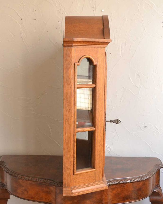 ウォールキャビネット アンティーク家具 小さなガラス扉の鍵付きキャビネット、フランスから到着したアンティーク家具(ウォールキャビネット)。横顔だっても美しい正面だけじゃなく横もキレイに修復してあります。(j-2219-f)