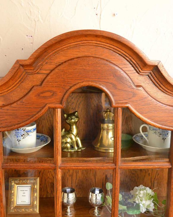 ウォールキャビネット アンティーク家具 小さなガラス扉の鍵付きキャビネット、フランスから到着したアンティーク家具(ウォールキャビネット)。フランスらしい彫りフランスらしさの象徴とも言える、優雅な彫りの装飾。(j-2219-f)