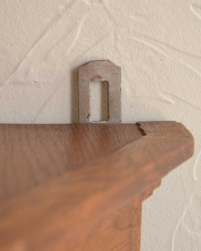 ウォールキャビネット アンティーク家具 小さなガラス扉の鍵付きキャビネット、フランスから到着したアンティーク家具(ウォールキャビネット)。壁に取り付けできます背中部分にフックを付けて壁にカンタンに取り付け出来るようにしました。(j-2219-f)