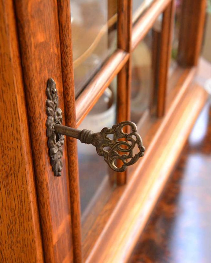 ウォールキャビネット アンティーク家具 小さなガラス扉の鍵付きキャビネット、フランスから到着したアンティーク家具(ウォールキャビネット)。取っ手にもフランスらしさ 芸術的に美しいの取っ手。(j-2219-f)