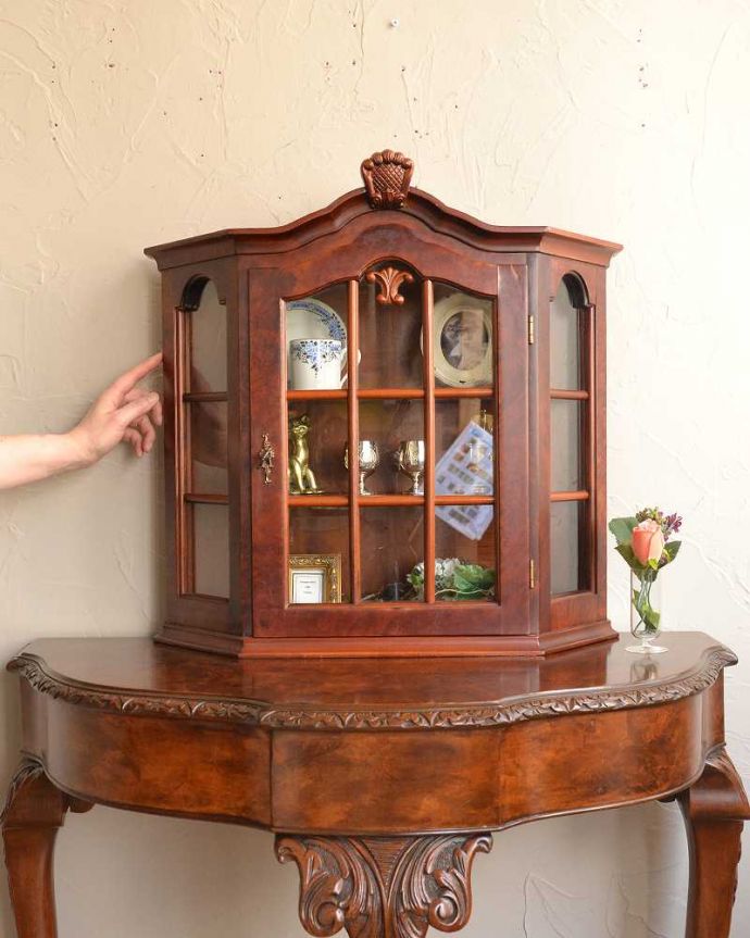 小さなガラス扉の鍵付きミニキャビネット、フランスから到着した