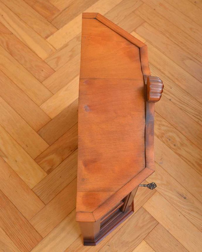 ウォールキャビネット　アンティーク家具　小さなガラス扉の鍵付きミニキャビネット、フランスから到着したアンティーク家具。上から見ると･･･キャビネットの形はこんな感じです。(j-2220-f)