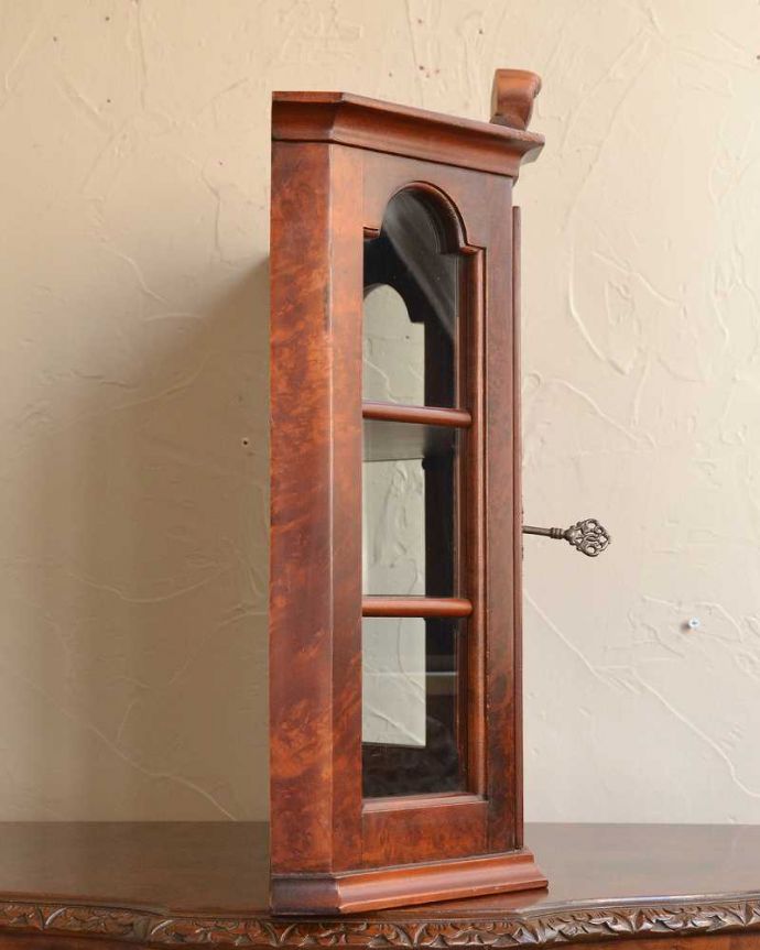 ウォールキャビネット　アンティーク家具　小さなガラス扉の鍵付きミニキャビネット、フランスから到着したアンティーク家具。横顔だっても美しい正面だけじゃなく横もキレイに修復してあります。(j-2220-f)