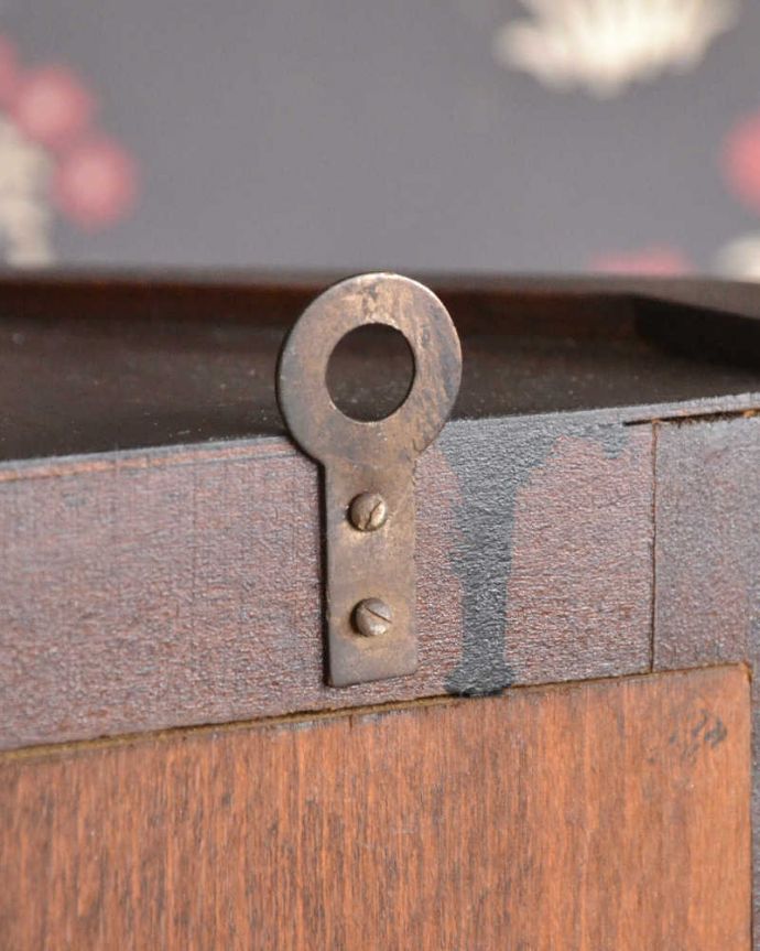 ウォールキャビネット　アンティーク家具　壁に掛ける小さなアンティーク家具、フランスのウォールキャビネット。壁に取り付けできます背中部分にフックを付けて壁にカンタンに取り付け出来るようにしました。(j-2221-f)