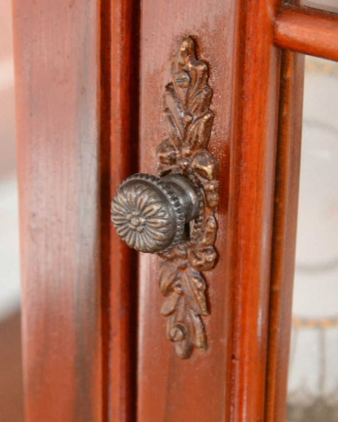 ウォールキャビネット　アンティーク家具　壁に掛ける小さなアンティーク家具、フランスのウォールキャビネット。取っ手にもフランスらしさ 芸術的に美しいの取っ手。(j-2221-f)